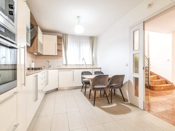 Detached house with garden: Zagreb, Šestine, NKP 300 m2