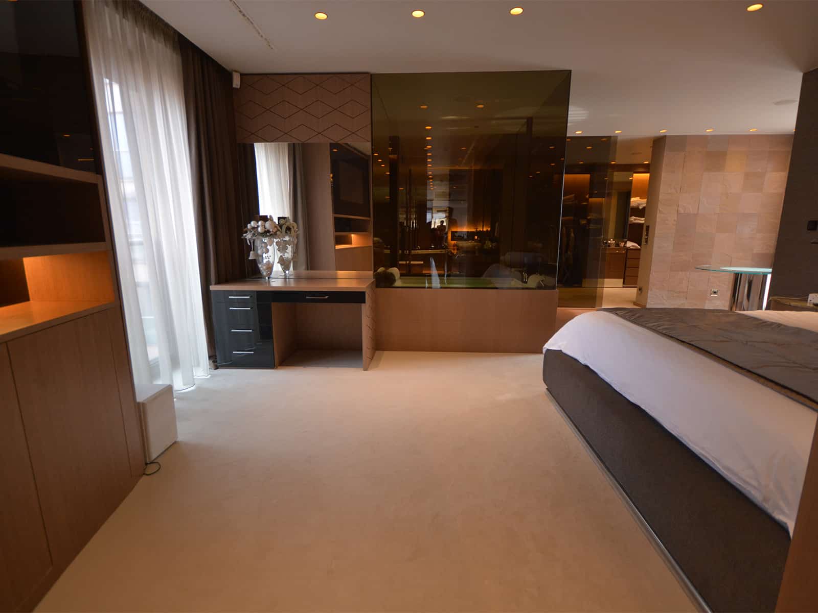 Luksuzni trosobni stan penthouse u Zagrebu Radnička cesta (10) Glavna spavaća soba s izlazom na loggiu površine 4.80 m²