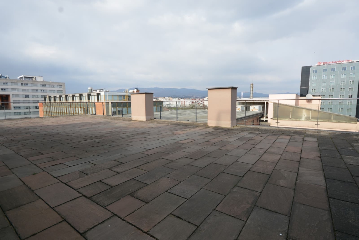 Terasa trosobnog luksuznog penthousa s pogledom na zagrebačku četvrt Trnje