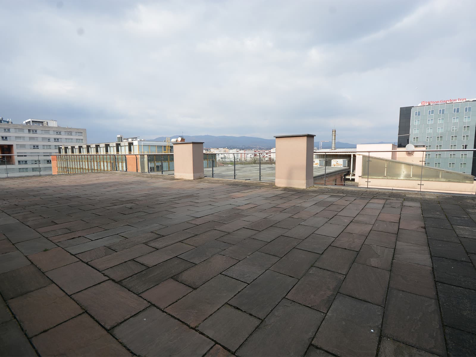 Luksuzni trosobni stan penthouse u Zagrebu Radnička cesta (22) Terasa trosobnog luksuznog penthousa s pogledom na zagrebačku četvrt Trnje