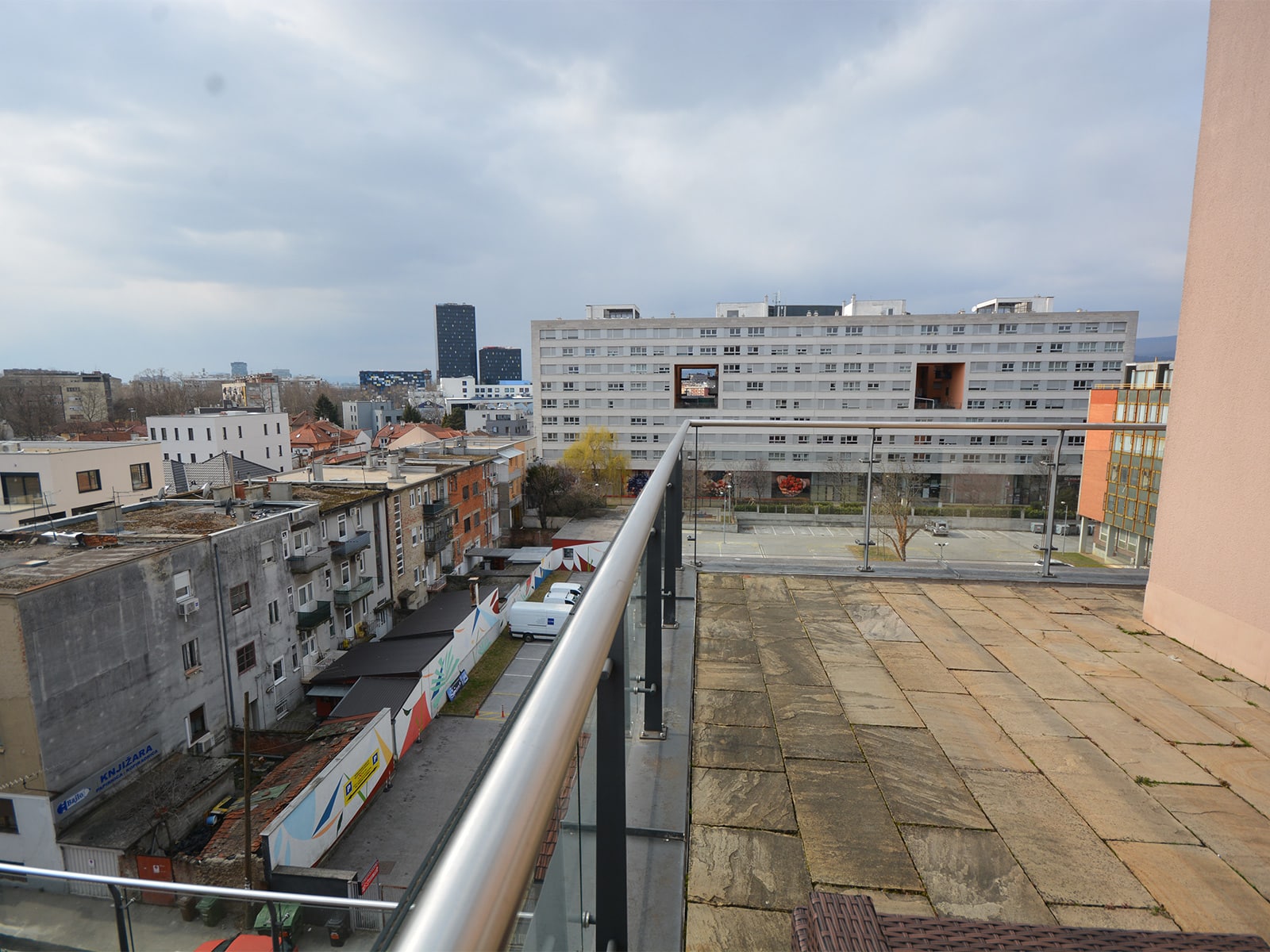 Luksuzni trosobni stan penthouse u Zagrebu Radnička cesta (23) Terasa trosobnog luksuznog penthousa s pogledom na zagrebačku četvrt Trnje