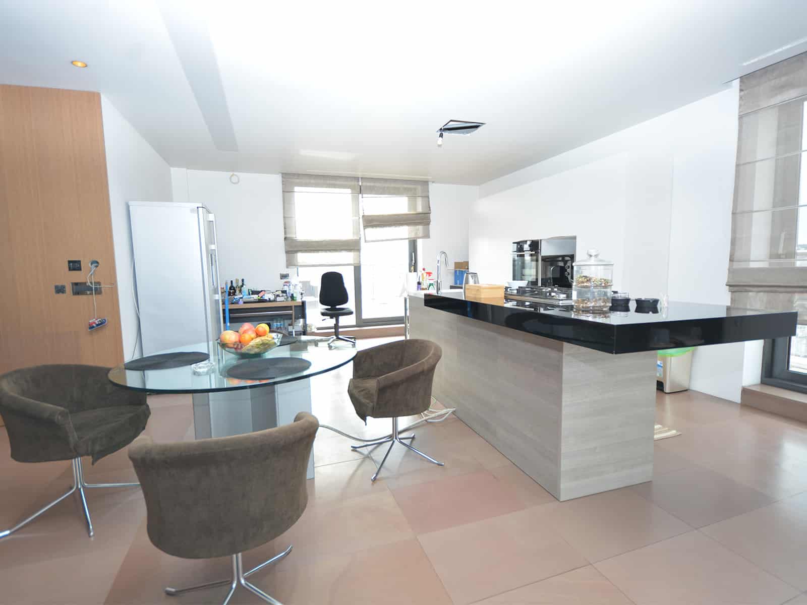 Luksuzni trosobni stan penthouse u Zagrebu Radnička cesta (3) Prostor kuhinje s dvobojnim mramornim otokom