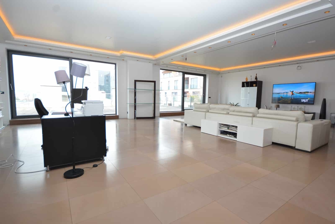 Prostor dnevnog boravka sa dvoja klizna vrata s izlazom na terasu površine 213.20 m²