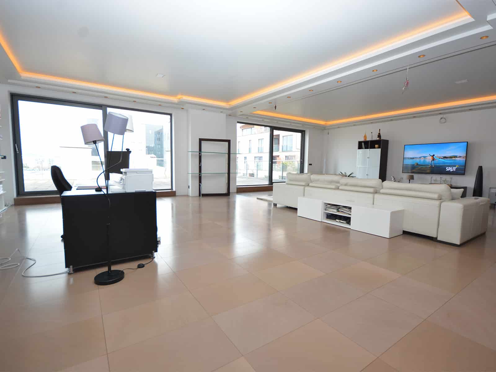 Luksuzni trosobni stan penthouse u Zagrebu Radnička cesta (4) Prostor dnevnog boravka sa dvoja klizna vrata s izlazom na terasu površine 213.20 m²