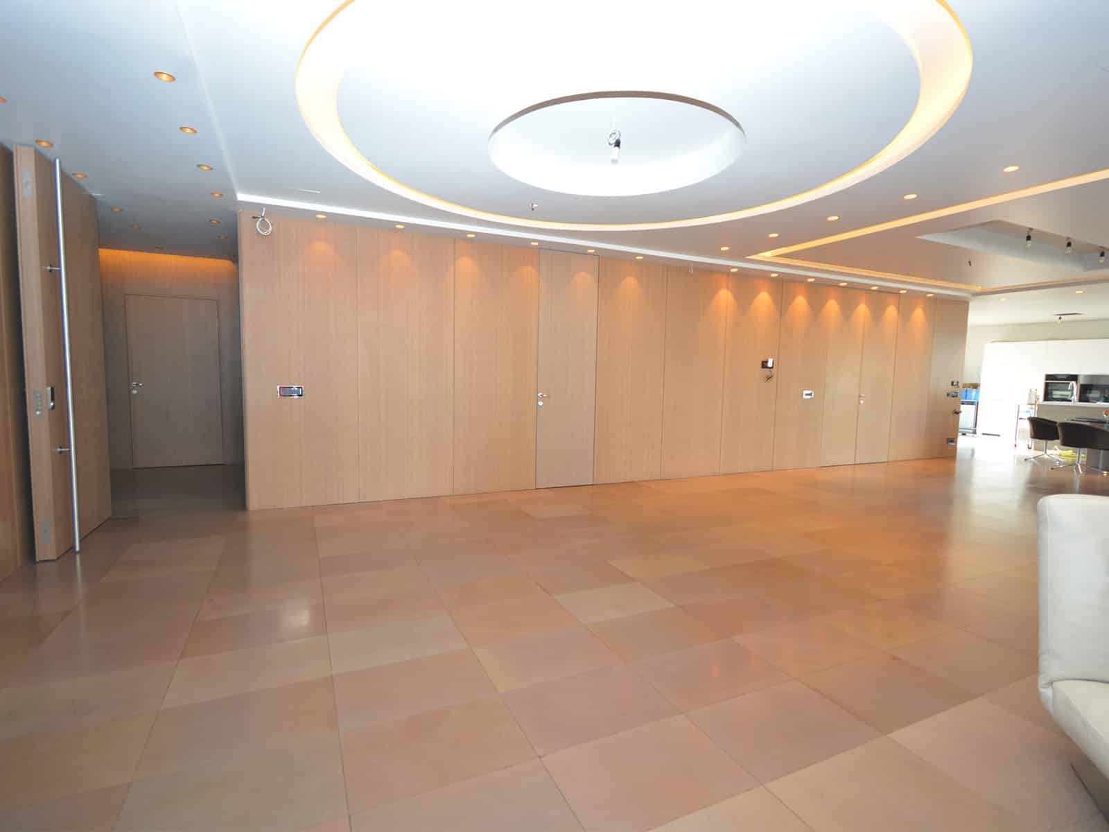 Luksuzni trosobni stan penthouse u Zagrebu Radnička cesta (5) Prostor dnevnog boravka i ulaznog prostora obložen zidnim glatkim drvenim panelima
