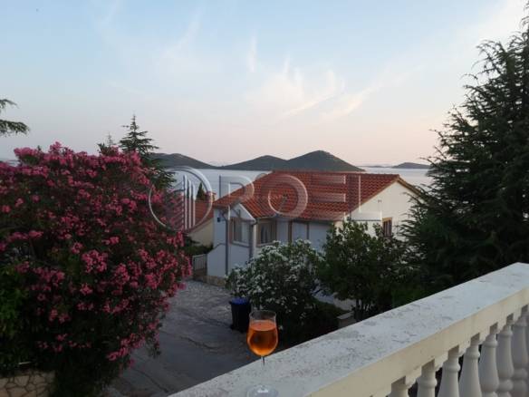 Pakoštane – Drage, kuća na prodaju sa 5 apartmana, 249 m2
