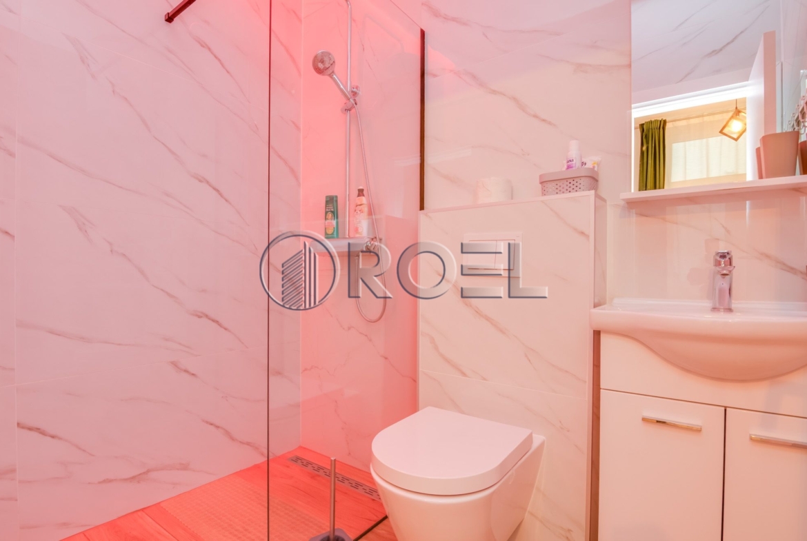 Prodaja, Kuća s dva apartmana, Zagreb, Donji grad 73m2 / dvorište 165m2