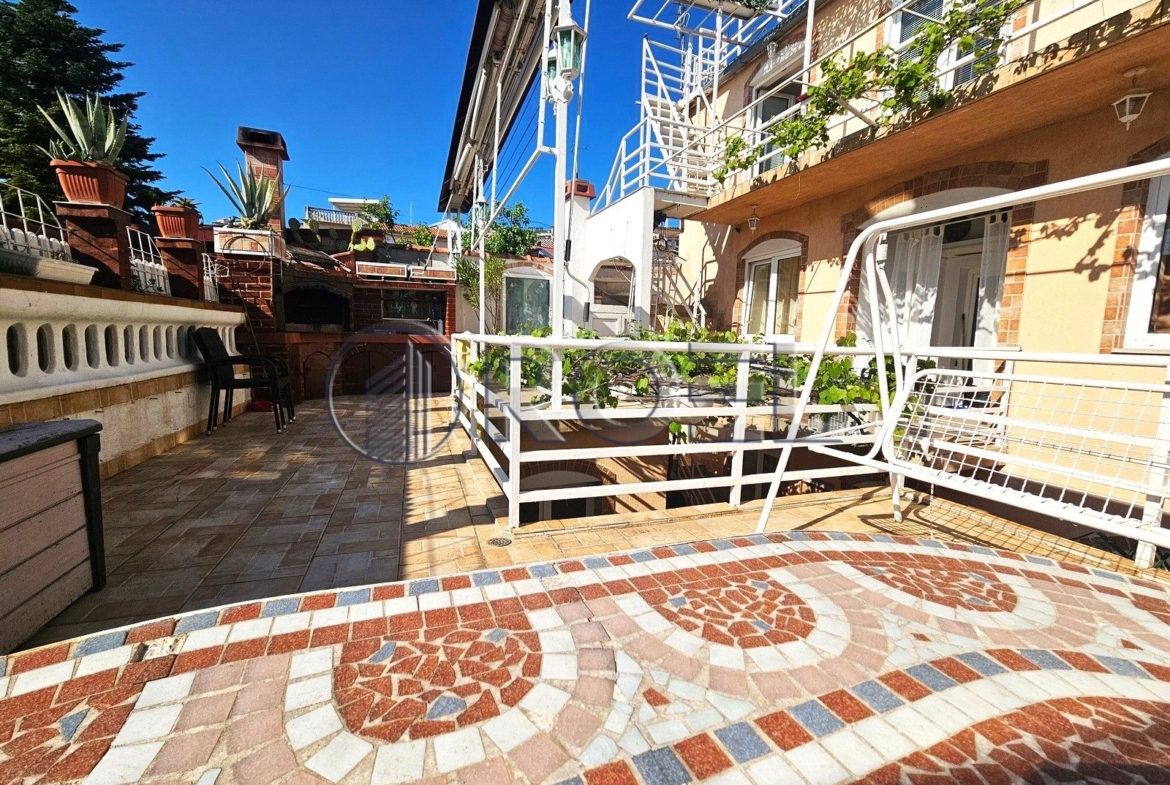 Prodaja, Selce, strogi centar, kuća s apartmanima, 200 m2
