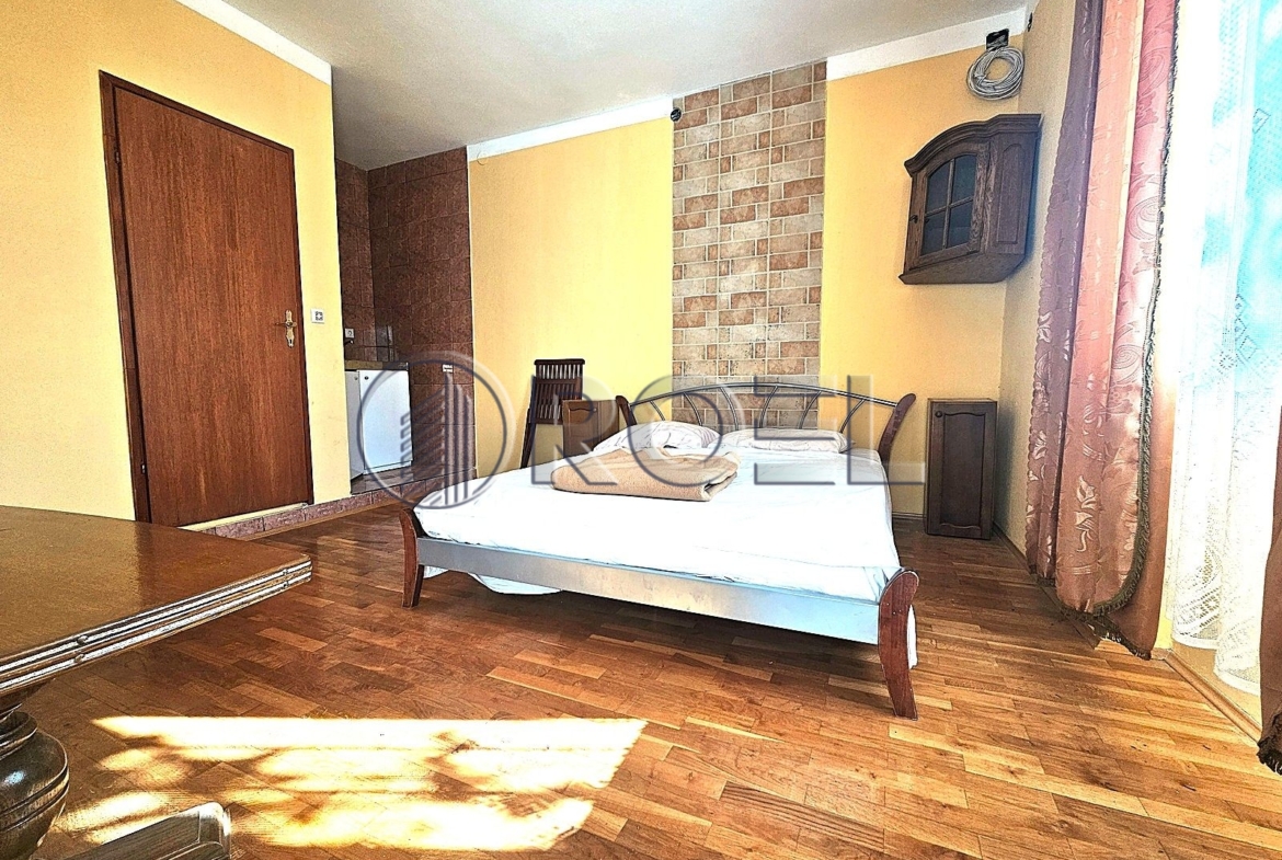 Prodaja, Selce, strogi centar, kuća s apartmanima, 200 m2