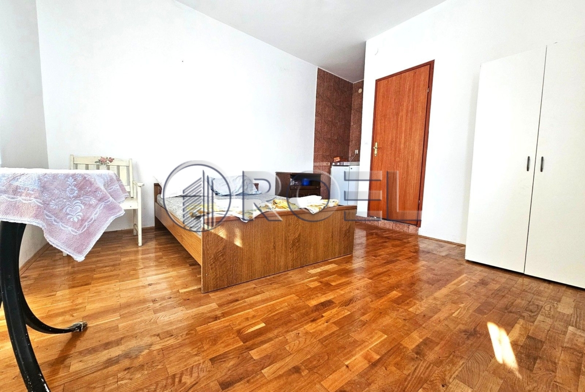 Prodaja, Selce, strogi centar, kuća s apartmanima, 200 m2