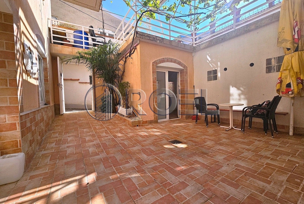 Prodaja, Selce, strogi centar, kuća s apartmanima, 200 m2