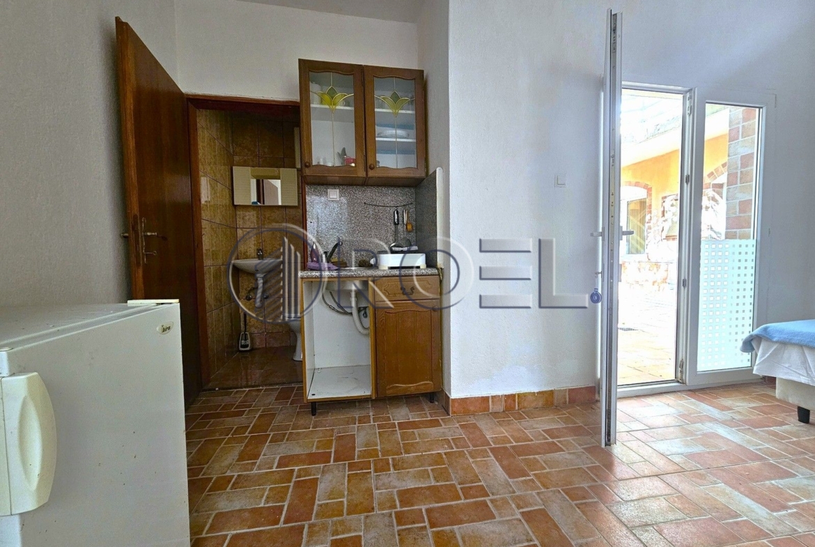 Prodaja, Selce, strogi centar, kuća s apartmanima, 200 m2