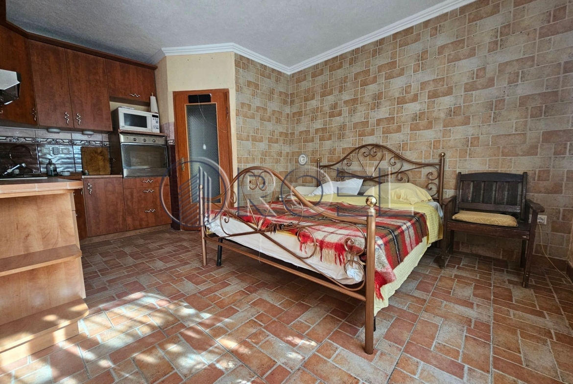 Prodaja, Selce, strogi centar, kuća s apartmanima, 200 m2