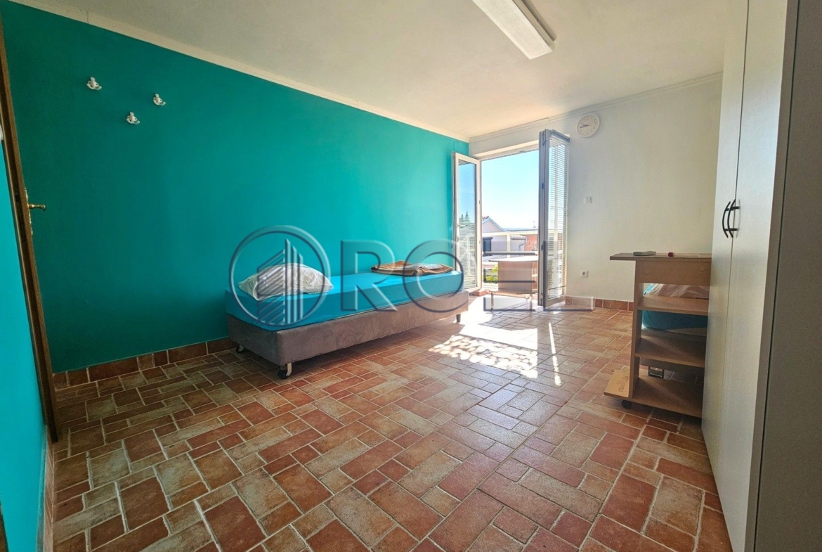 Prodaja, Selce, strogi centar, kuća s apartmanima, 200 m2