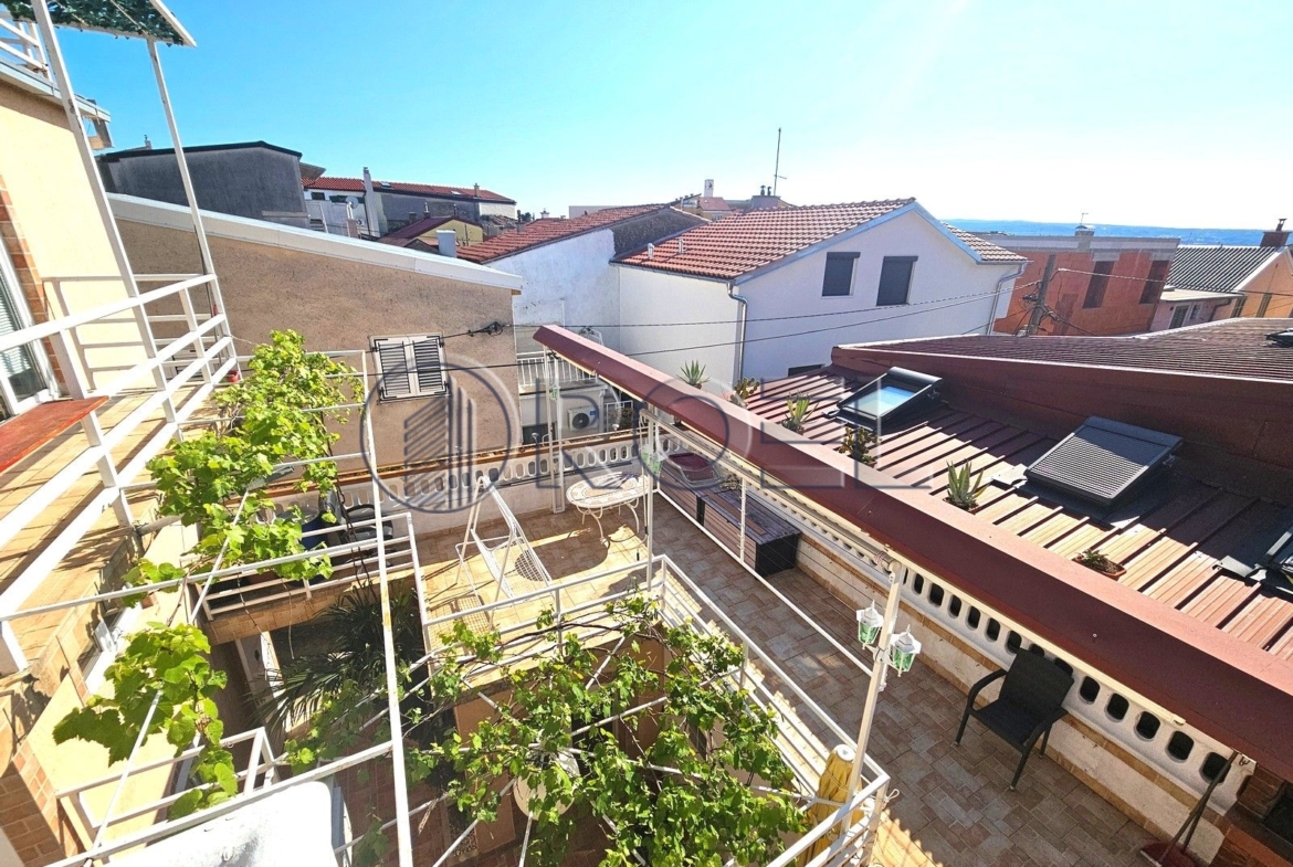 Prodaja, Selce, strogi centar, kuća s apartmanima, 200 m2