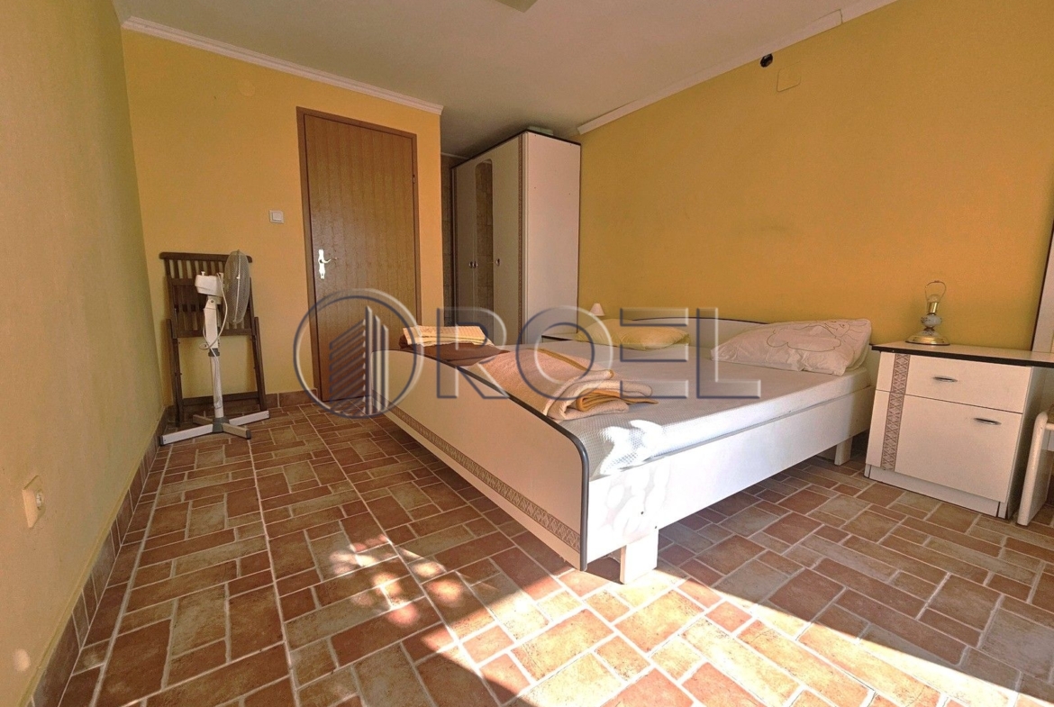 Prodaja, Selce, strogi centar, kuća s apartmanima, 200 m2