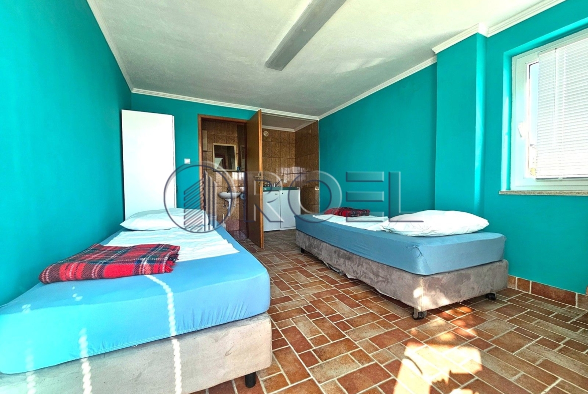 Prodaja, Selce, strogi centar, kuća s apartmanima, 200 m2