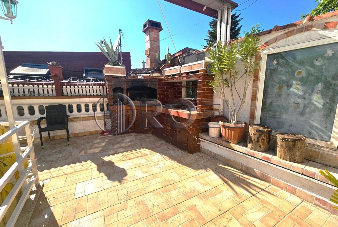Prodaja, Selce, strogi centar, kuća s apartmanima, 200 m2