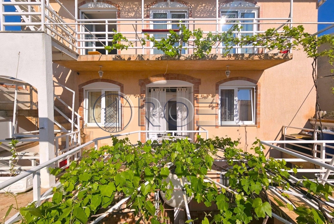 Prodaja, Selce, strogi centar, kuća s apartmanima, 200 m2