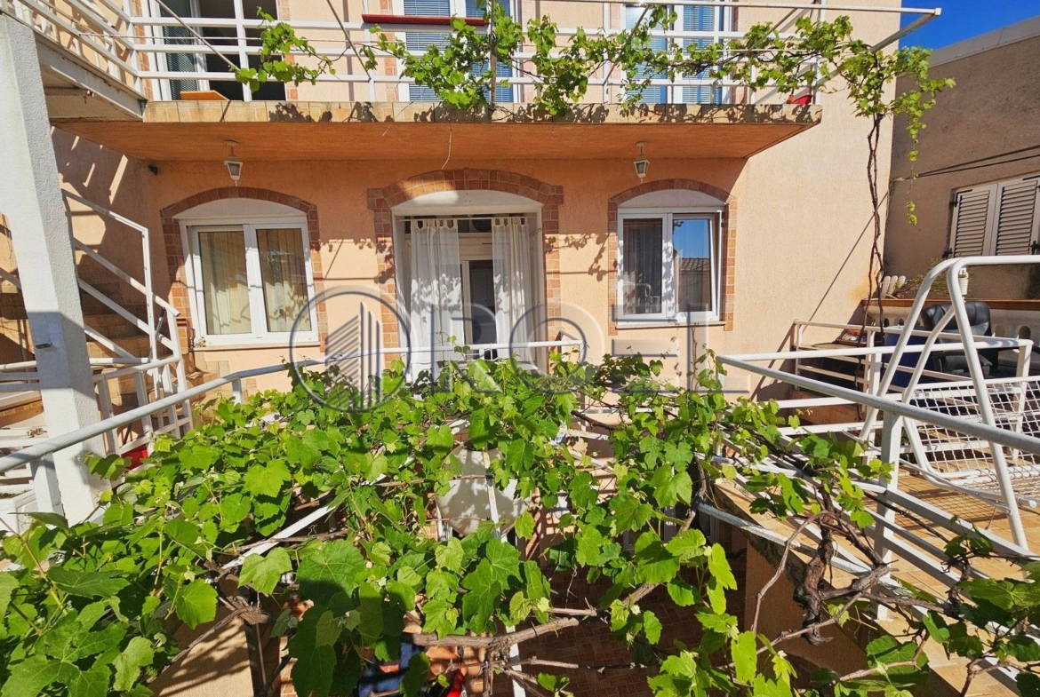 Prodaja, Selce, strogi centar, kuća s apartmanima, 200 m2