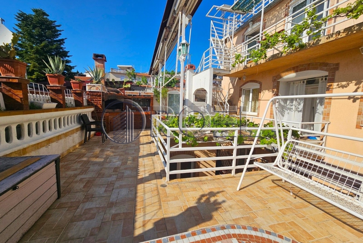 Prodaja, Selce, strogi centar, kuća s apartmanima, 200 m2