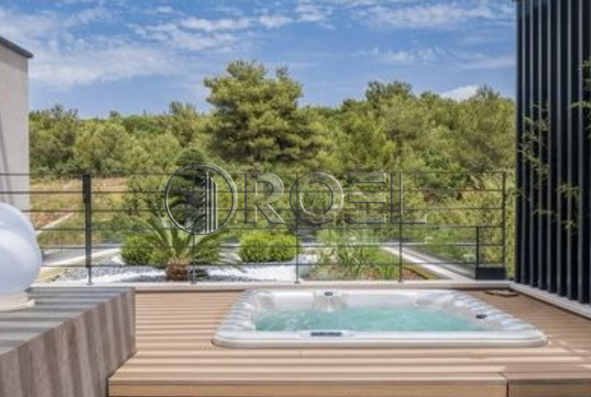 Zadar, Diklo: Luksuzna vila s bazenom, NKP 453 m²