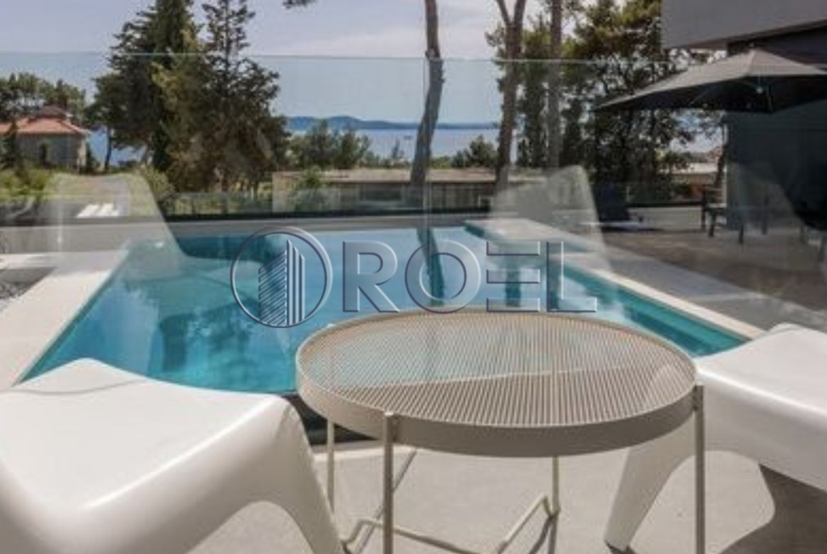 Zadar, Diklo: Luksuzna vila s bazenom, NKP 453 m²