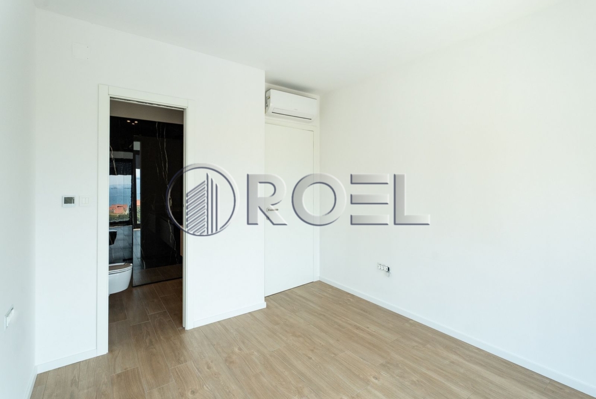 Luksuzna kuća u novogradnji s bazenom, Pag, Mandre, 130 m2
