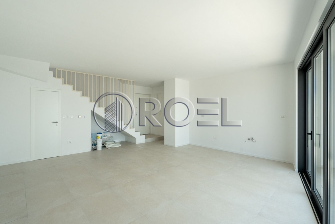 Luksuzna kuća u novogradnji s bazenom, Pag, Mandre, 130 m2