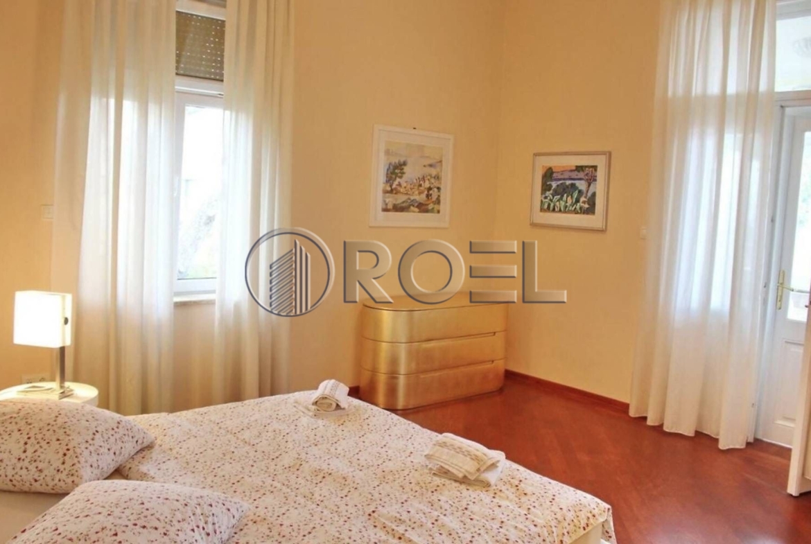 Luksuzni trosobni stan, Opatija, NKP 197 m2, s pripadajuća 4 VPM