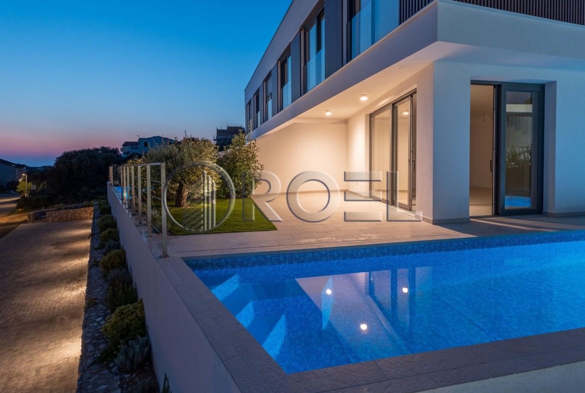 Luksuzna kuća u novogradnji s bazenom, Pag, Mandre, 130 m2