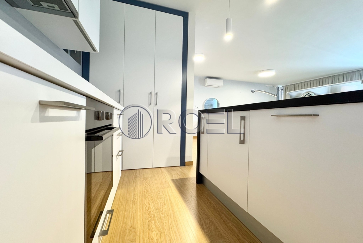 Dramalj, 6 luksuznih stanova s bazenom, 600m2, drugi red do mora