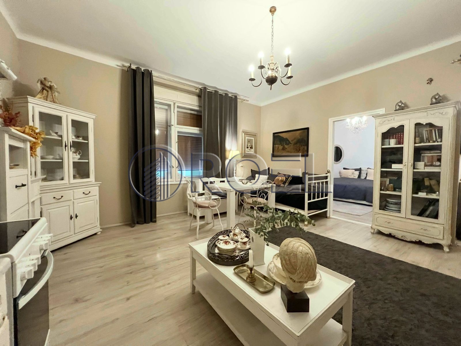 947_13_1764080863 Zagreb, Trg bana Josipa Jelačića, centar, dvosobni stan, NKP 45 m2