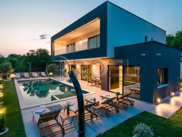 Baška Voda: Luksuzna vila s bazenom, 310 m2