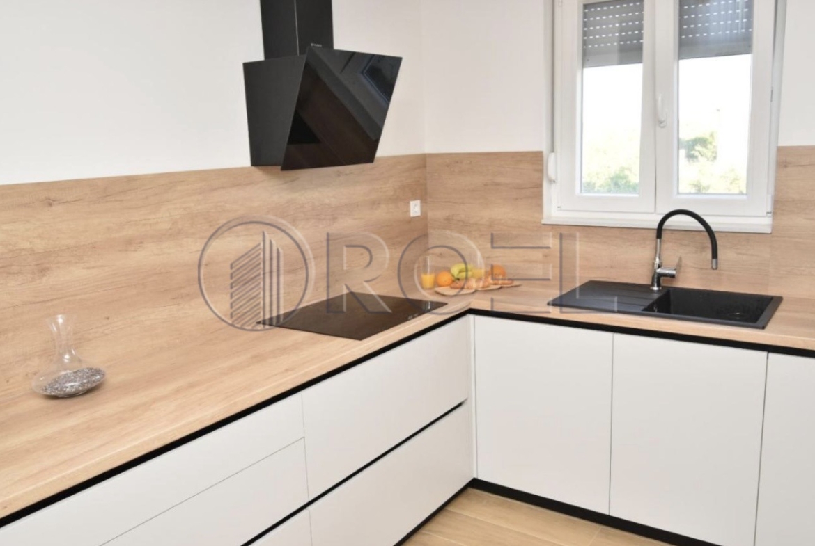 Luksuzna vila s bazenom u okolici Zadra 449 m2