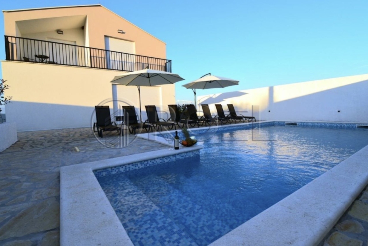Luksuzna vila s bazenom u okolici Zadra 449 m2