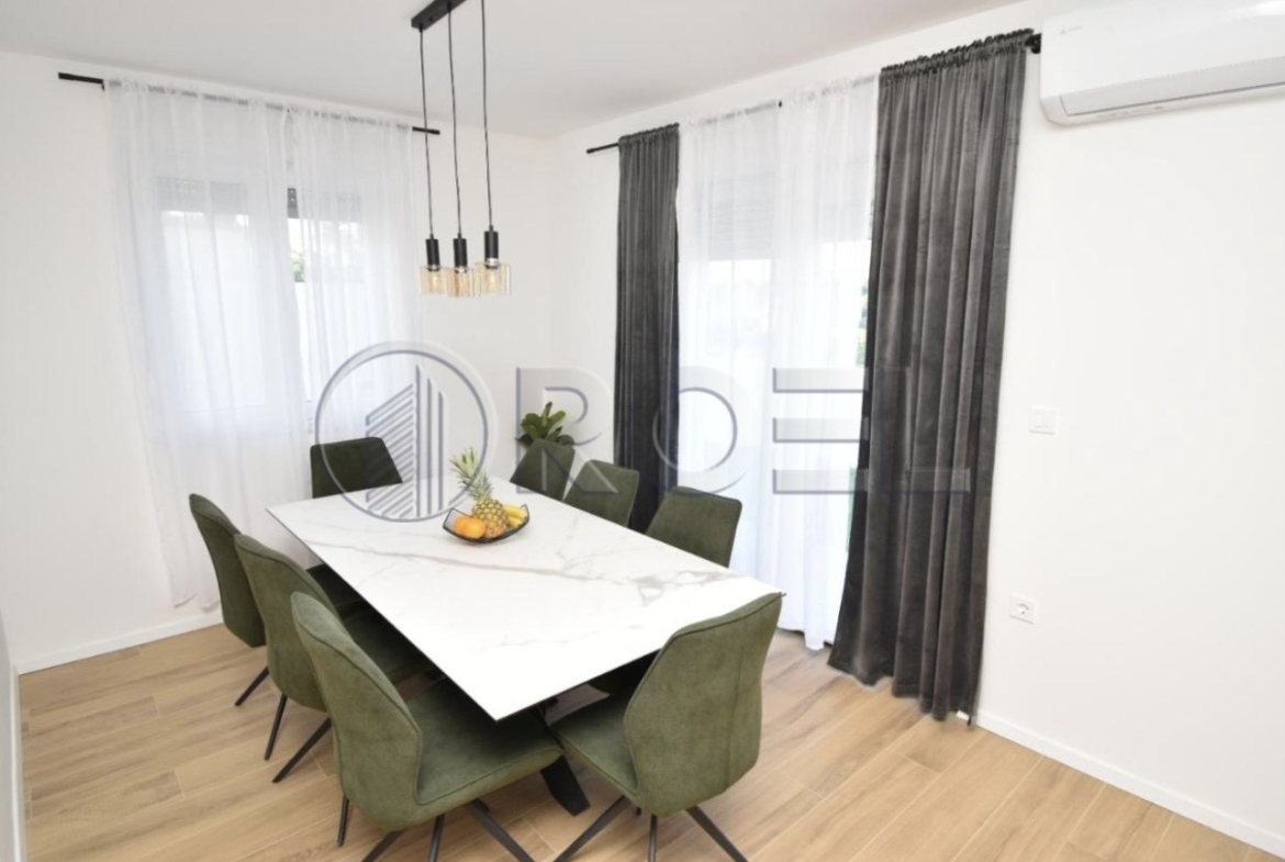 Luksuzna vila s bazenom u okolici Zadra 449 m2