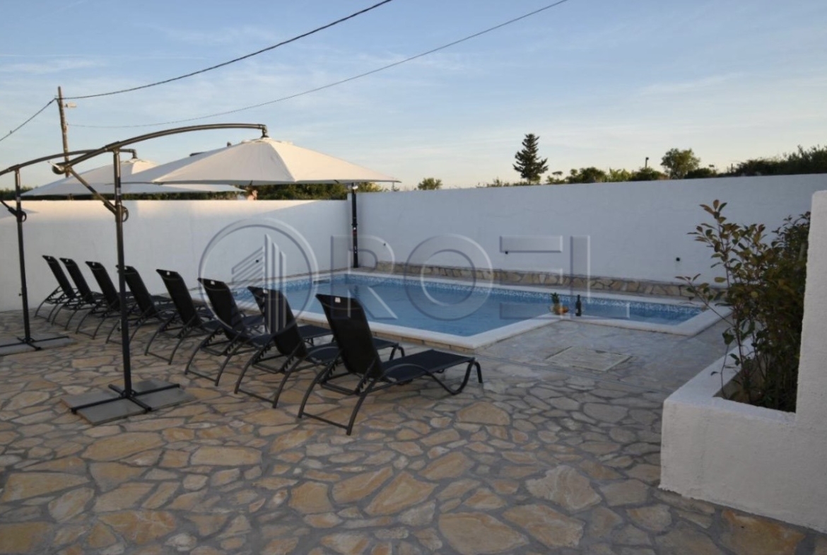 Luksuzna vila s bazenom u okolici Zadra 449 m2