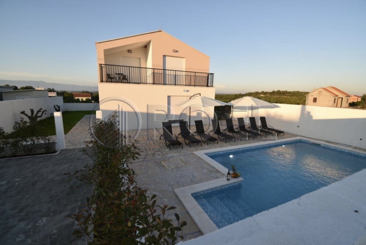 Luksuzna vila s bazenom u okolici Zadra 449 m2