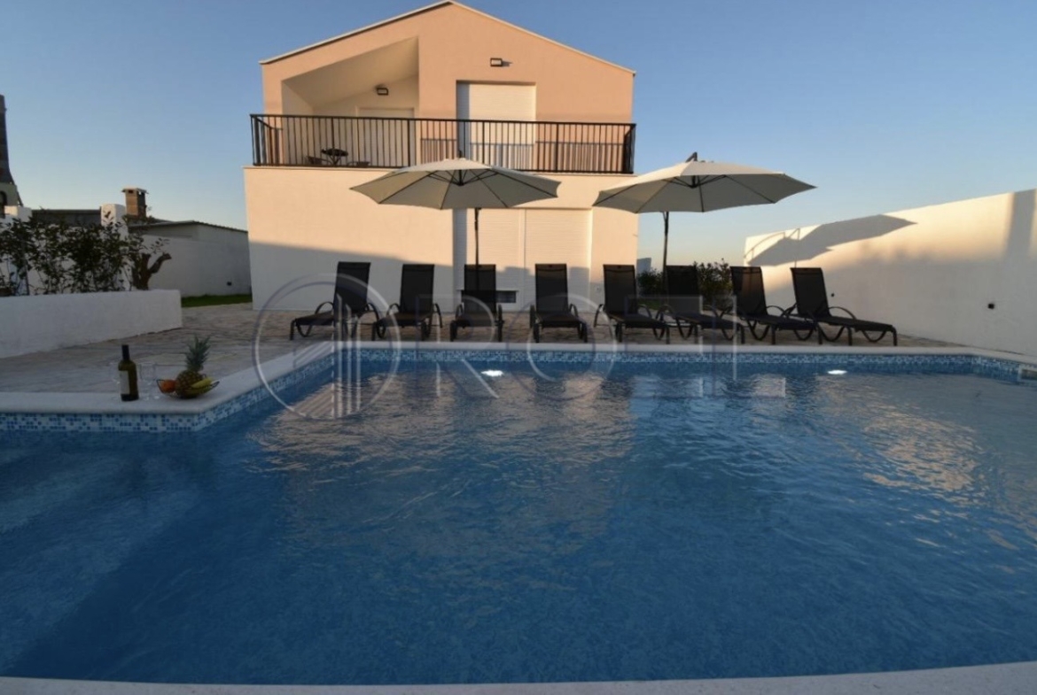 Luksuzna vila s bazenom u okolici Zadra 449 m2