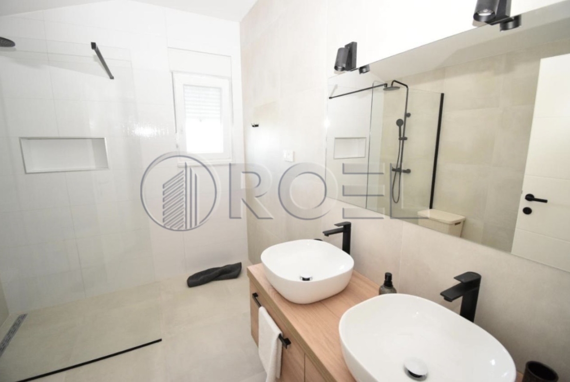 Luksuzna vila s bazenom u okolici Zadra 449 m2