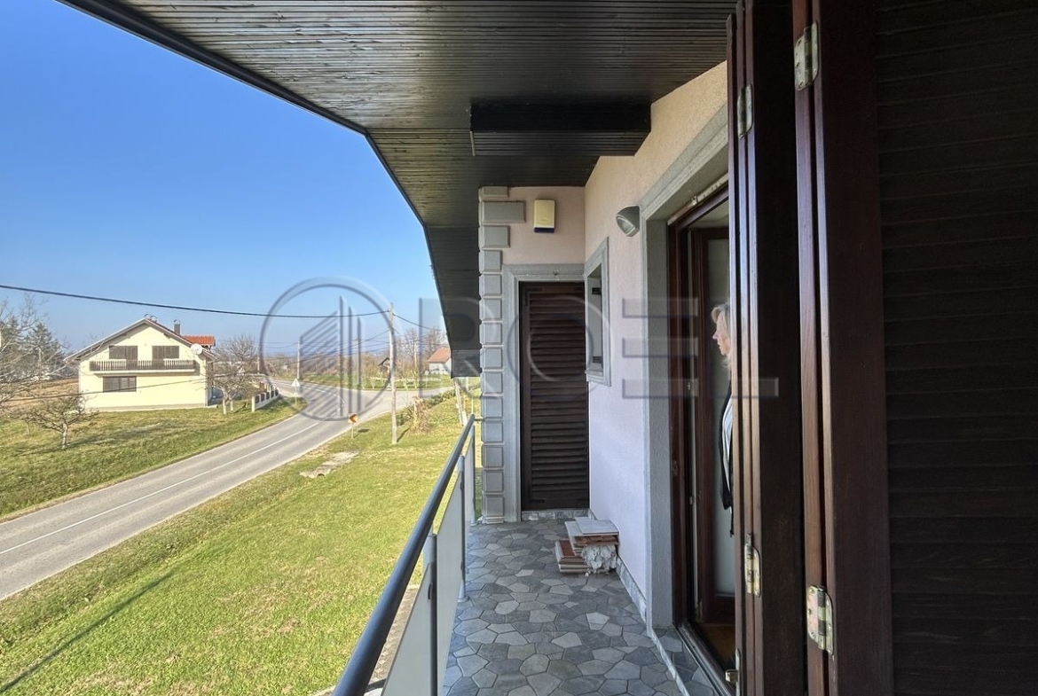 Lasinje, dvoetažna trosobna kuća 167m2 s velikom okućnicom, prodaja