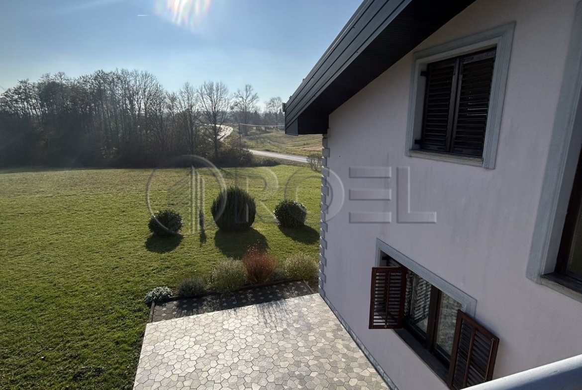 Lasinje, dvoetažna trosobna kuća 167m2 s velikom okućnicom, prodaja