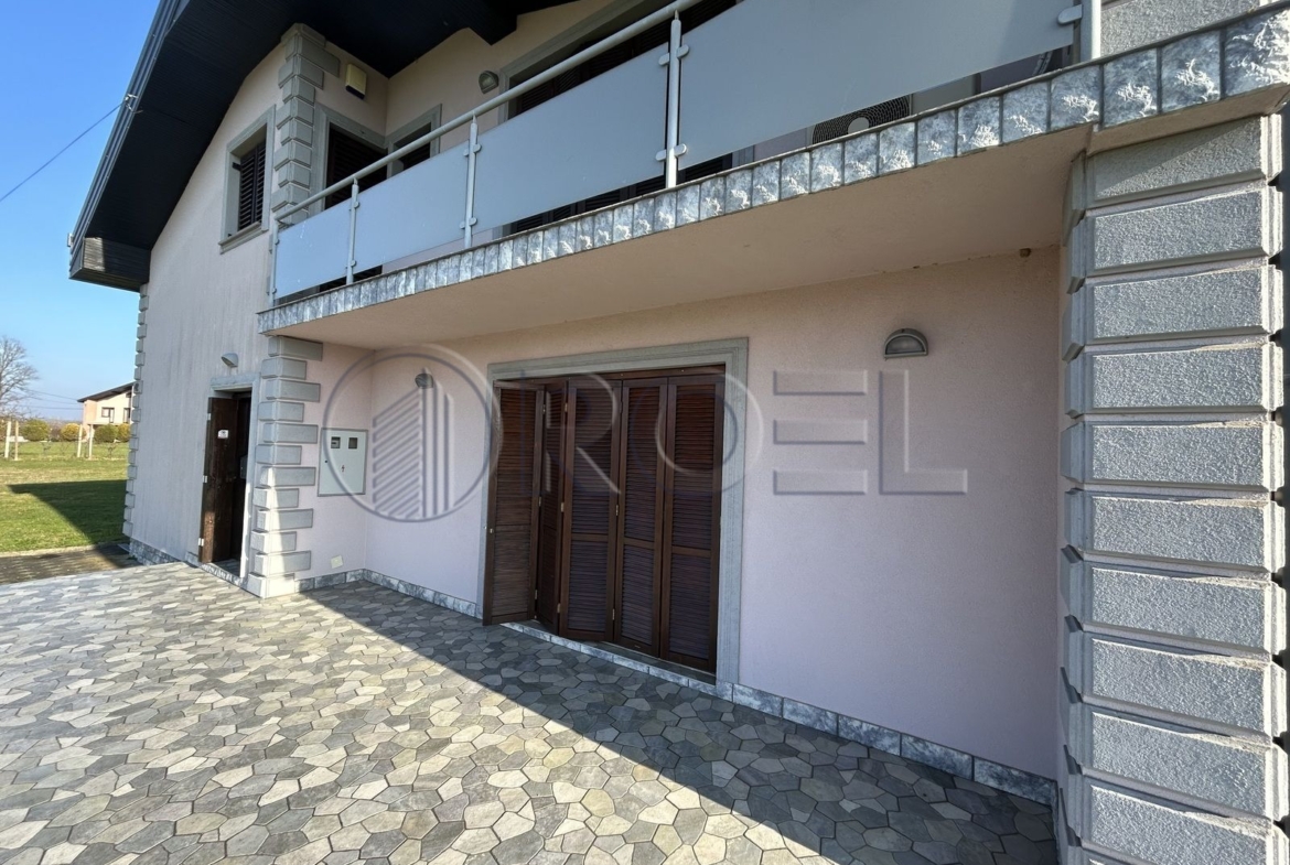 Lasinje, dvoetažna trosobna kuća 167m2 s velikom okućnicom, prodaja