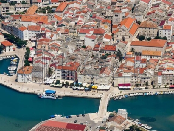 Pag center, house for renovation, 69 m²